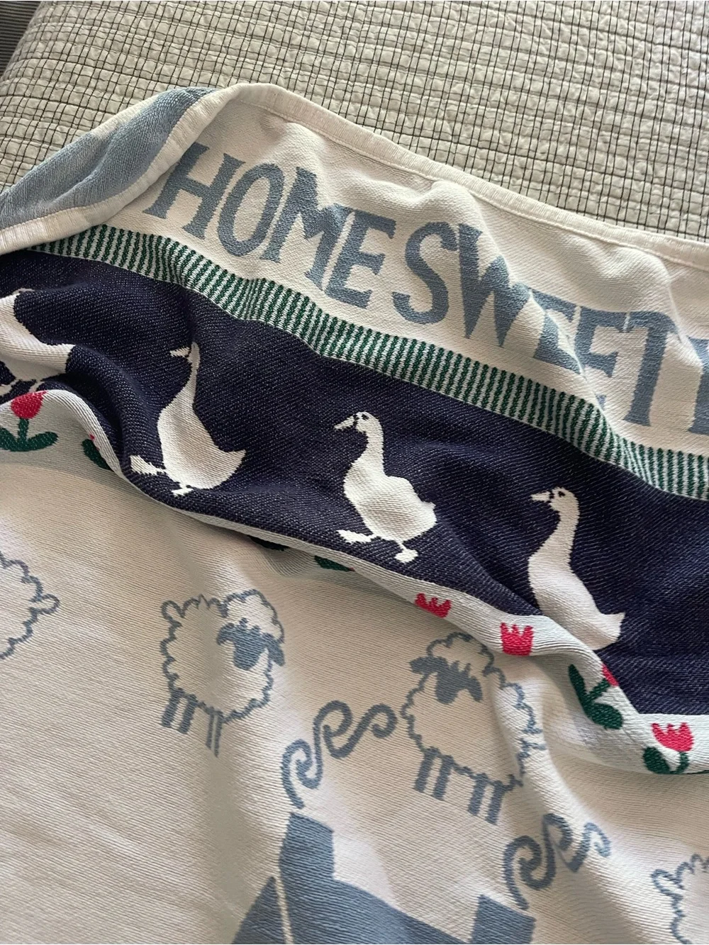 Vtg 80’s cottage core blanket - made in USA